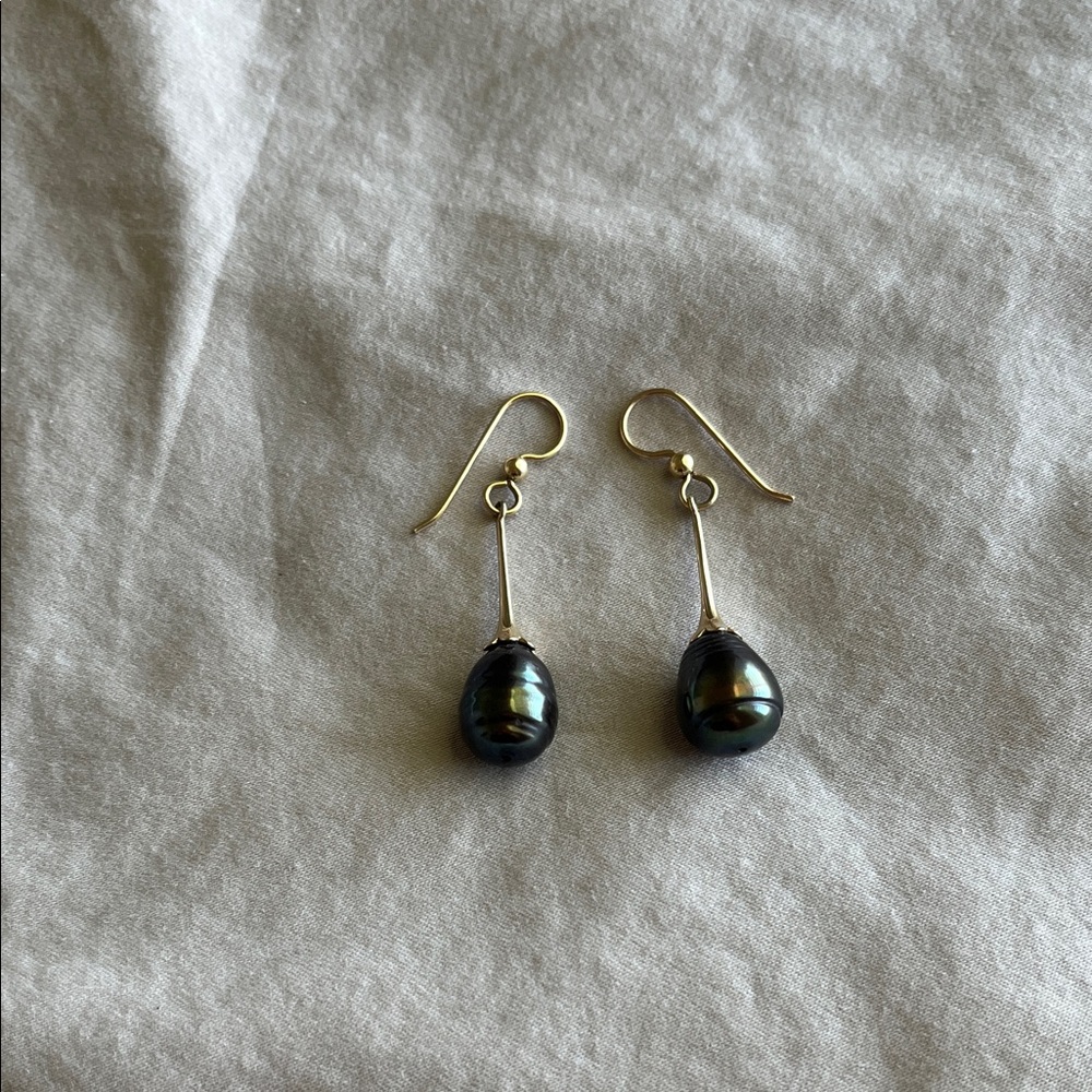 Elegant Gold and Black Pearl Drop Earrings